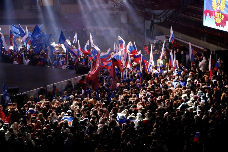 Концерт посвященный Крыму. Митинг концерт Саратов. Концерт в москве посвященный крыму