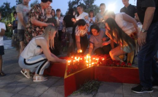 У Мемориала воинской Славы в Новоузенске прошли всероссийские акции "Красная гвоздика" и "Свеча памяти"