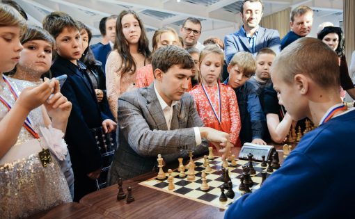 Гроссмейстер Сергей Карякин в Саратове наградил победителей Этапа детского Кубка России