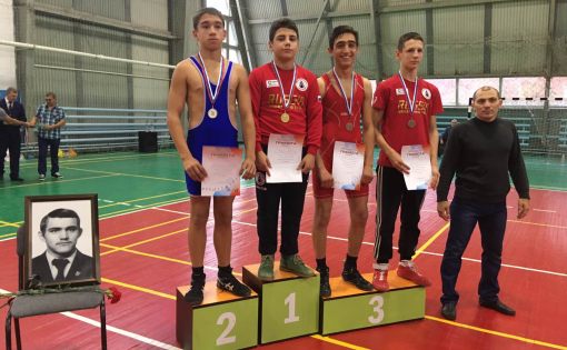 Борцы Саратова завоевали 7 медалей на городском турнире