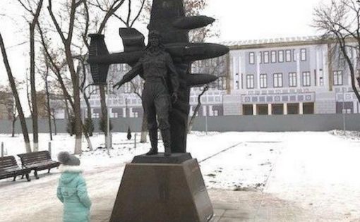 Памятник легендарной лётчице Марине Расковой установлен в микрорайоне Энгельс-1