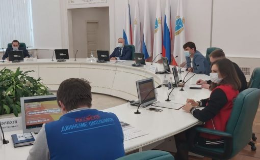 Губернатор Валерий Радаев встретился с волонтерами