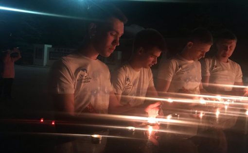 В Ртищево волонтеры зажгли свечи памяти