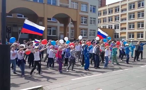 «Вперед, Россия!»: Жители страны танцуют в честь Дня государственного флага