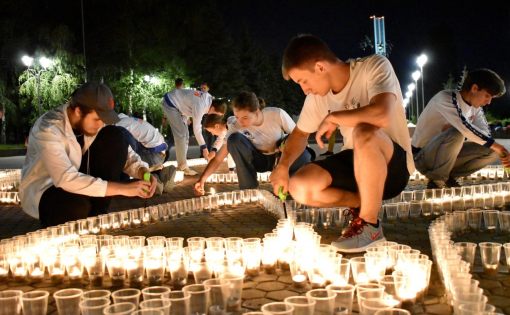 Огненная память: Волонтёры создали инсталляцию из свечей на Соколовой горе