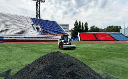 На стадионе «Локомотив» приступили к обновлению футбольного поля