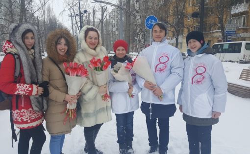 Добровольцы дарили цветы женщинам на улицах города
