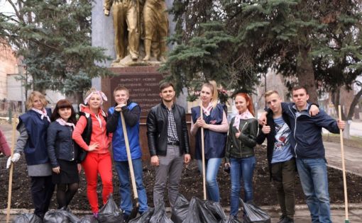 «Молодая Гвардия Единой России» провели традиционный «субботник» у памятника «Молодогвардейцам»