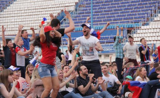 Саратовцы встретили победу сборной России на стадионе «Локомотив»