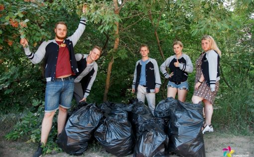Волонтеры «Городского молодежного центра» очистили пруд «Семхоз»