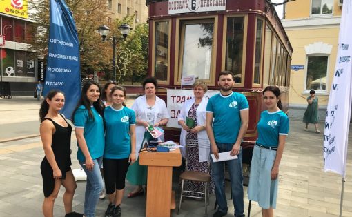 Саратовские волонтеры провели акцию "Трамвай здоровья"