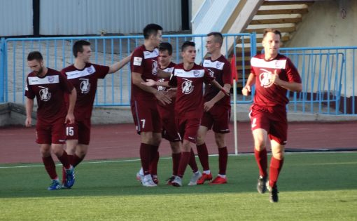 Саратовские футболисты выиграли дома второй матч подряд.