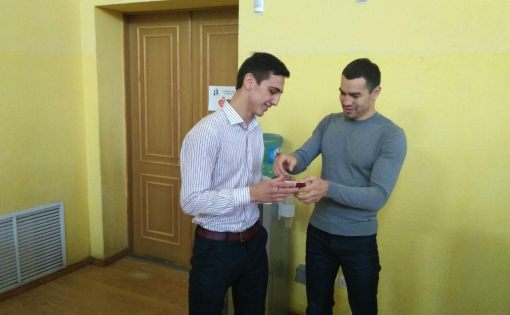 На Гражданском форуме области спортсмену вручили почетный знак Мастера спорта России