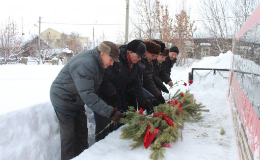 К памятнику паровозу - участнику двух мировых войн, возложили цветы