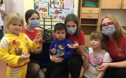 Саратовские волонтеры устроили творческий день в Детском противотуберкулезном диспансере