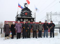 В годовщину победы в Сталинградской битве ветераны-железнодорожники возложили цветы к мемориальной плите