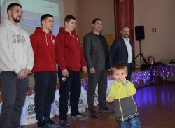 Саратовские хоккеисты передали детям из ДНР и ЛНР игрушки