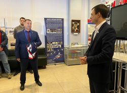 Министр молодежной политики и спорта Олег Дубовенко встретился с игроками молодежной команды по хоккею «Кристалл»